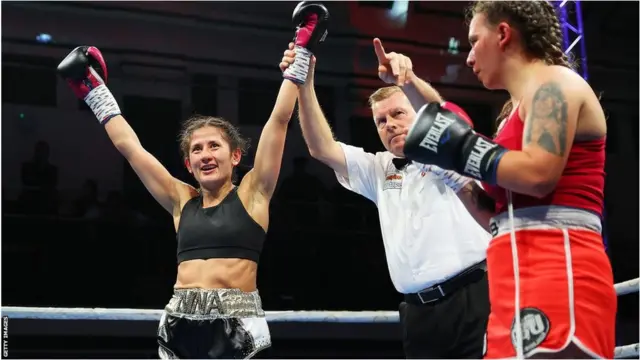 الملاكمة نينا هيوز