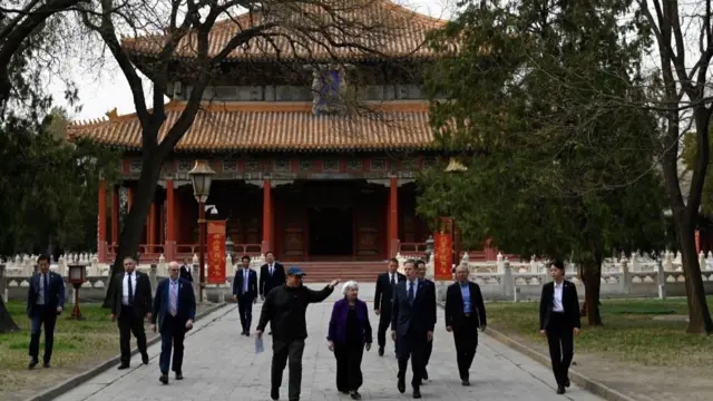 耶倫在北京參觀國子監。