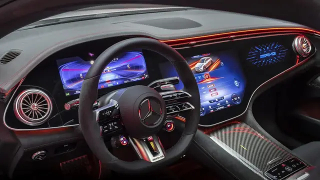 برای بنز EQE می‌توان نمایشگری ۵۶ اینچی سفارش داد که سراسر داشبورد را می‌پوشاند