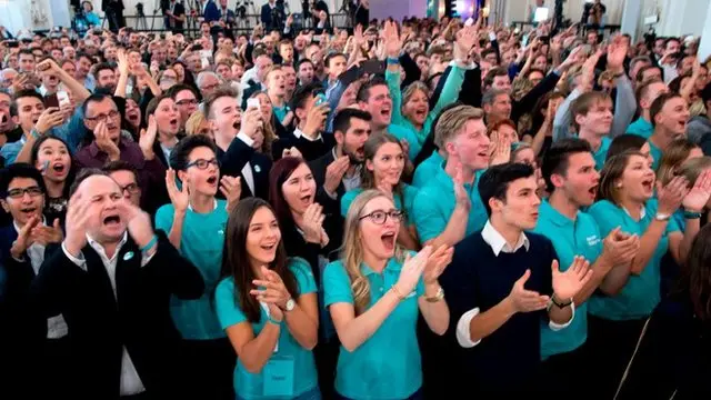 Militantes del Partido Popular celebran los resultados de las elecciones legislativas en Austria.