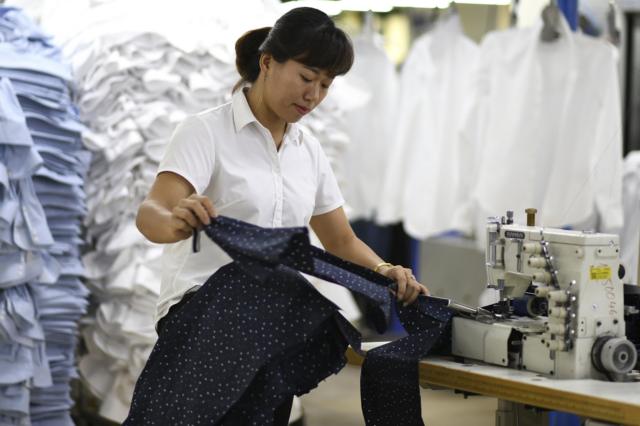 Nhân công tại một xưởng may ở Hà Nội. Nhiều nước Á Đông mong cuộc chiến thương mại Mỹ-Trung sẽ giúp nước ở vào vị trí thuận lợi hơn