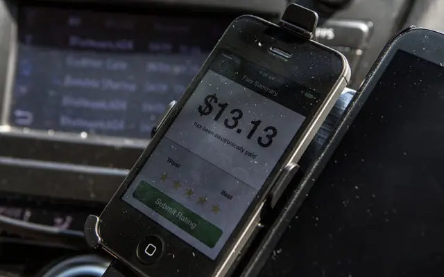 Un móvil con la app de Uber