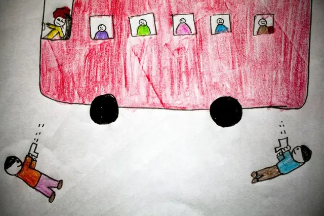 Uno de los dibujos de los niños del Centro Educativo Dr. Bloem en Sacoj Mixco y la escuela oficial del asentamiento La Paz en Villa Nueva de Guatemala sobre violencia.