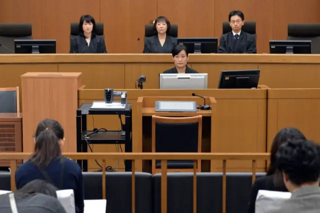 Jueces (arriba) del Tribunal del Distrito de Kioto antes de emitir la sentencia de muerte contra Chisako Kakehi, la "viuda negra" de Japón, el 7 de noviembre de 2017.