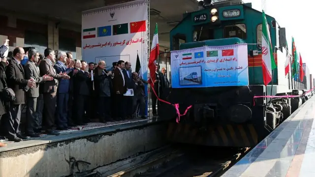 ২০১৬ সালের ১৫ই ফেব্রুয়ারি তেহরান রেল স্টেশনে চীন থেকে আগত একটি ট্রেনকে স্বাগত জানানো হচ্ছে।