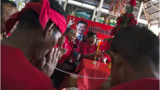 ประชาชนผู้สนับสนุนอดีตนายกฯ ทักษิณร่วมเปิดหมู่บ้านคนเสื้อแดงใน จ.อุดรธานี และขอนแก่น เมื่อ มิ.ย. 2554