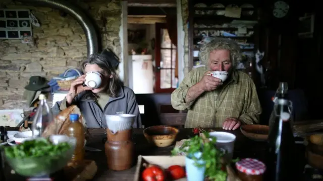 За обедом Жан-Бернар и Лоранс запивают еду сидром