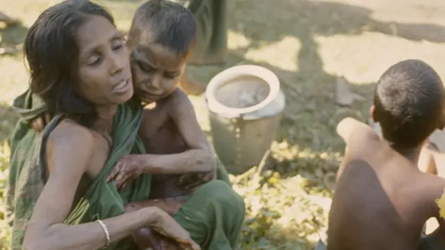 1971 کی جنگ کے دوران ہونے والی گولی باری کے دوران ایک ماں اپنے زخمی بچے کے ساتھ