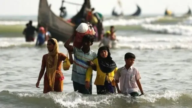रखाइन से पलायन कर रहे हैं रोहिंग्या मुसलमान