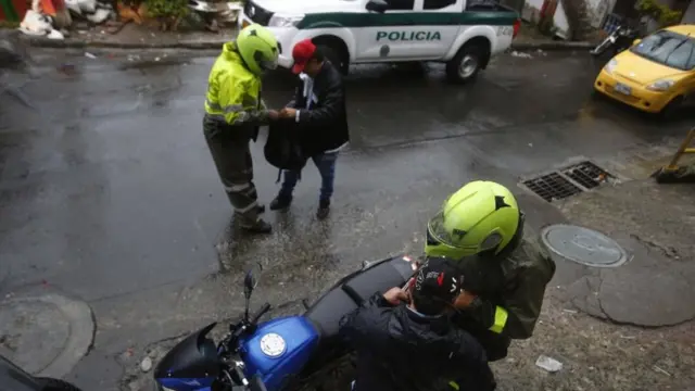 Policía de Colombia efectuando registros y controles en Medellín.