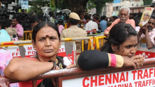 மருத்துவமனை வாசலில் விடிய விடிய காத்திருந்த தொண்டர்கள்