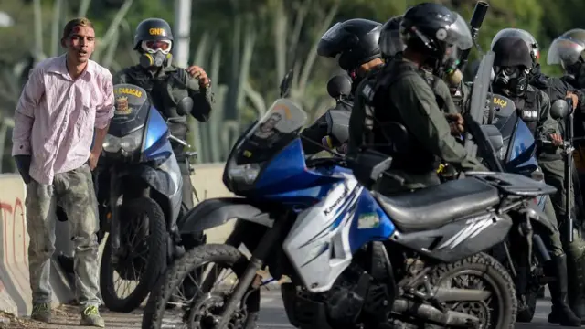 Agentes motorizados de la Guardia Nacional