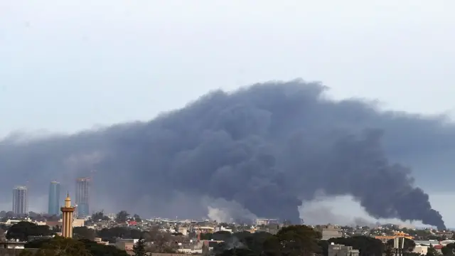 Turnikin hayaki ya baibayen saman gine-gine a babban birnin LIbya Tripoli, yayin jefa-makamai da dakarun Khalifa Haftar a ranar 9 ga watan Mayu 2020.
