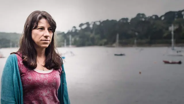 Lorna Lawrence waxa ay ka mid tahay dumarka kalluunka soo jalaabta