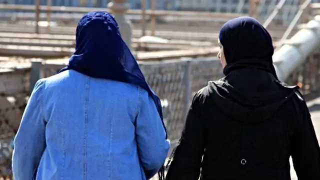 إحدى العاملات اضطرت للاستقالة من عملها بعد أن ابلغ زملاؤها الإدارة عن جنوحها للتطرف بعد ارتدائها للحجاب