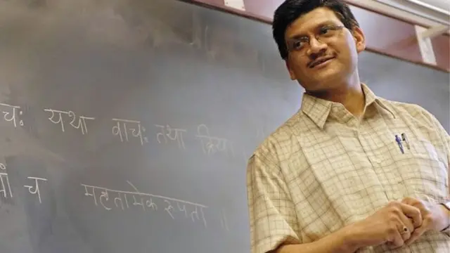 संस्कृत पढ़ाता एक अध्यापक