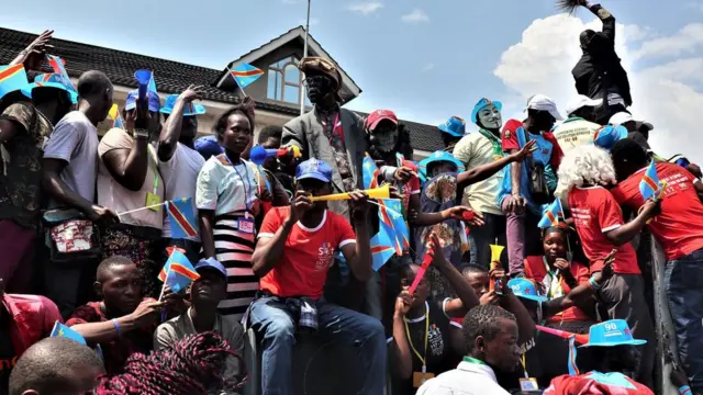 Des sympathisants des partis politiques circulent dans une ville à l’Est du Congo.