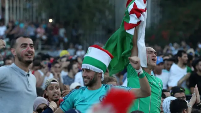 فرحة الجزائريين بتأهل فريقهم إلى نهائي كأس الأمم الإفريقية