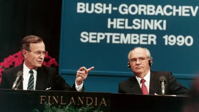 George H.W. Bush e Mijaíl Gorbachov.