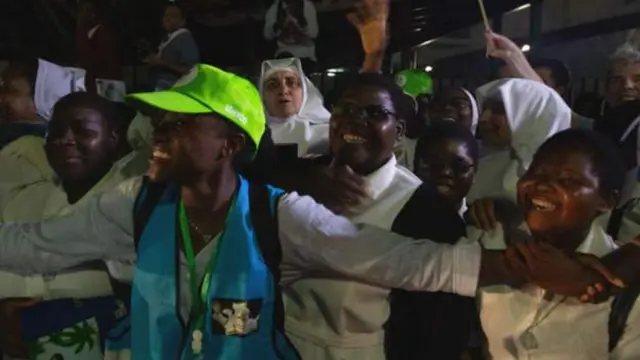 Umati wa watu waliojawa na furaha umemkaribisha Papa Francis nchini Msumbiji aalipoanza ziara yake ya mataifa matatu ya Afrika.