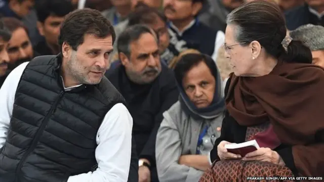 राहुल गांधी के साथ सोनिया गांधी