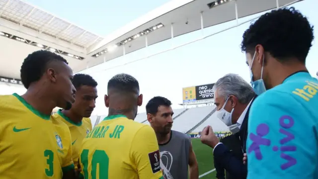 খেলা স্থগিত হবার পর ব্রাজিলের কোচ টিটে লিওনেল মেসির সাথে আলাপ করছেন, ০৫/০৯/২০২১