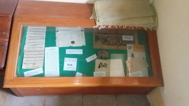 विनोबांची पत्रं आणि भावे घराण्यासंदर्भातील काही कागदपत्रं. त्यांच्या मृत्यूची बातमी प्रसिद्ध झालेलं वर्तमानपत्रही इथे ठेवण्यात आलं आहे.