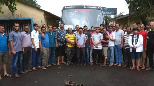 બસ પાસે લોકો