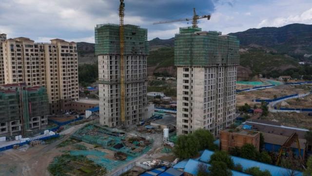 中国在90年代启动"房改"。房地产行业随后经历了井喷式发展。