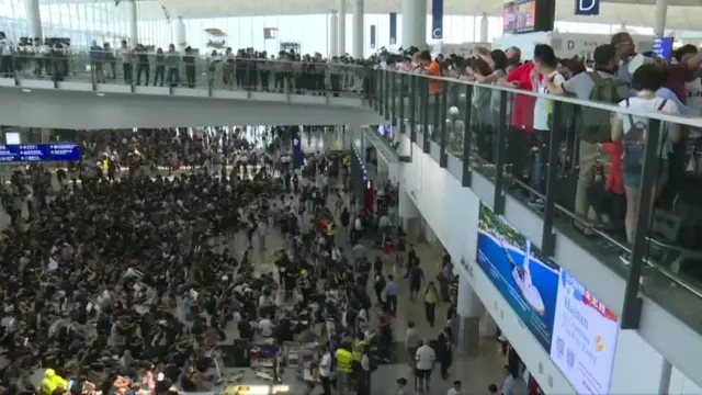 Протест в аэропорту Гонконга