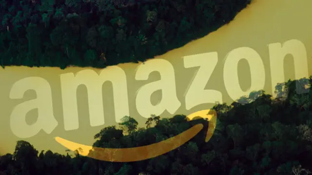 Montagem mostra logo da Amazon com o Rio Amazonas atrás