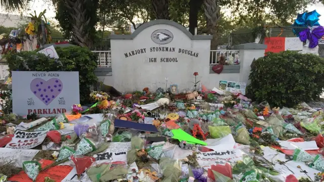 Homenajes en la puerta de la escuela Marjory Stoneman Douglas de Florida. (Foto Lioman Lima)