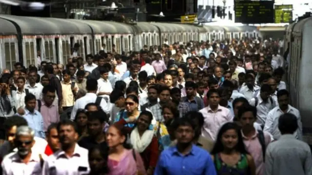 રેલવે સ્ટેશન પર લોકો