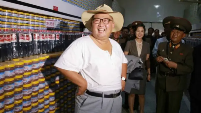 황해남도에 있는 금산포젓갈가공공장을 찾은 김정은 위원장 부부