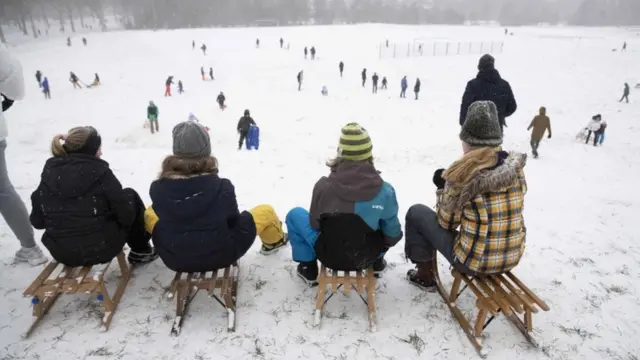 البعض في روتردام وجدها فرصة لممارسة هواية التزلج