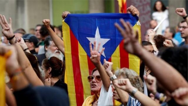 Người ủng hộ trong cuộc diễu hành đòi độc lập cho Catalonia ở Barcelona trước phán quyết hôm 14/10