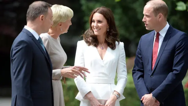 Кейт и Уильяма в аэропорту встретил посол Британии в Польше с супругой