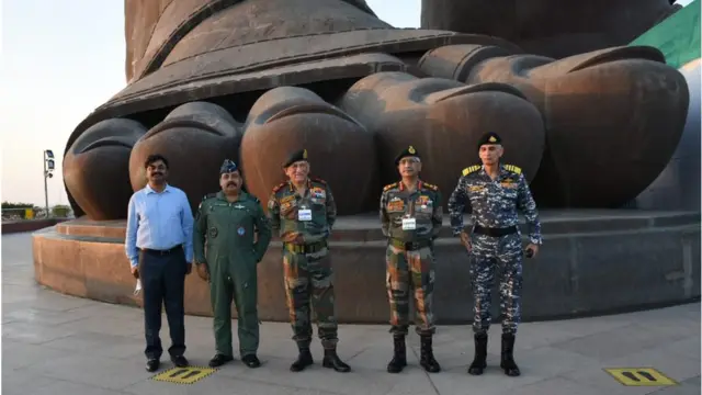 કમ્બાઇન્ડ કમાન્ડર કૉન્ફરન્સમાં ભાગ લેવા માટે સીડીએસ બિપીન રાવત અને ત્રણેય સેનાના પ્રમુખો કેવડિયા પહોંચી ગયા છે.