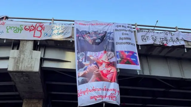 محتجون وضعوا صورة الفتاة المصابة على جسر في المدينة.