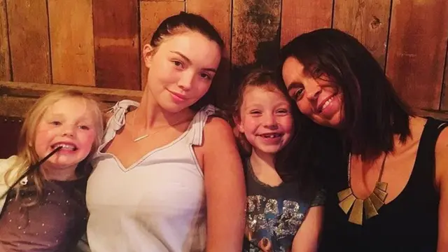 아일랜드 배우 로린 카린(왼쪽에서 두번 째)의 가족 사진