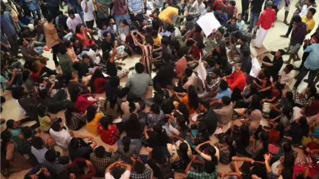 புதுச்சேரி பல்கலைக்கழக மாணவர்கள்