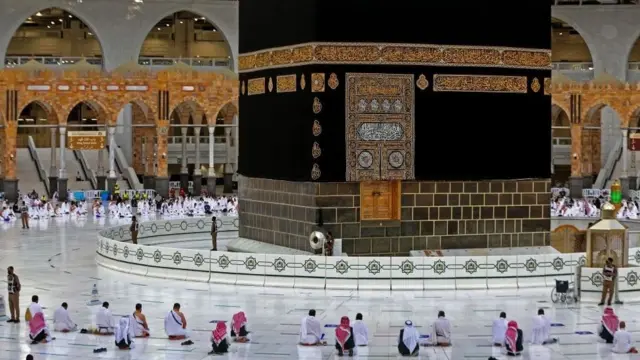 Worshippers dey perform di al-Adha prayer on di first day of di feast around di Kaaba, Islam holiest shrine for di Grand mosque for di holy Saudi city of Mecca