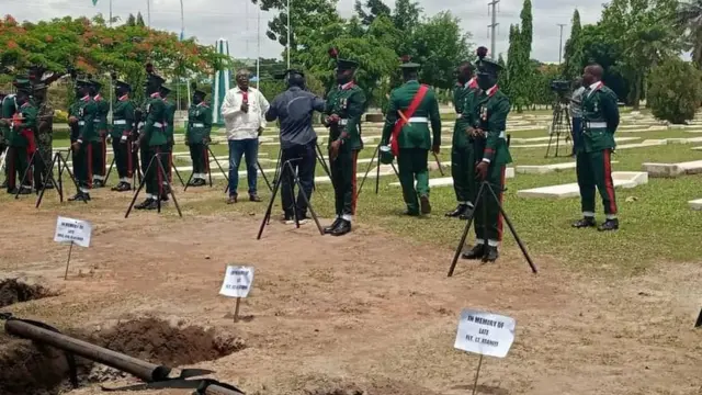 Dem don ready di graves wia dem go bury di late Chief of Army Staff and di oda officers wey die inside di plane crash wey happun for Kaduna on Friday.