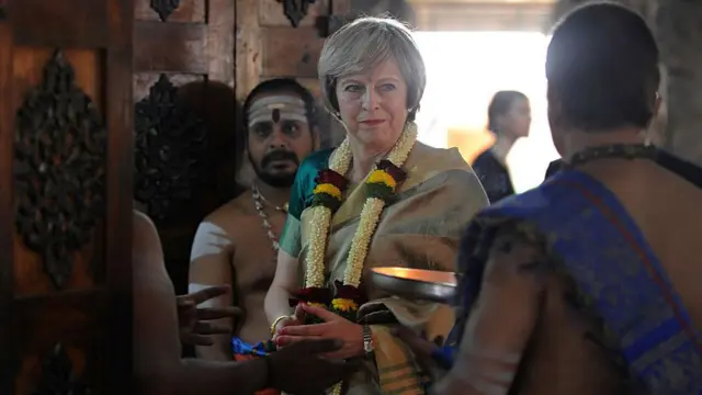 பட்டுச்சேலையில் வலம்வந்த பிரிட்டன் பிரதமர் தெரீசா மே