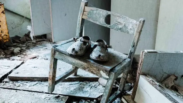 Silla y zapatos viejos