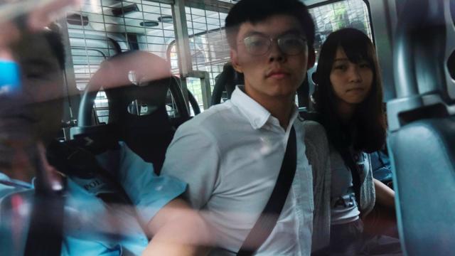 Джошуа Вонг и Агнес Чоу в полицейском фургоне