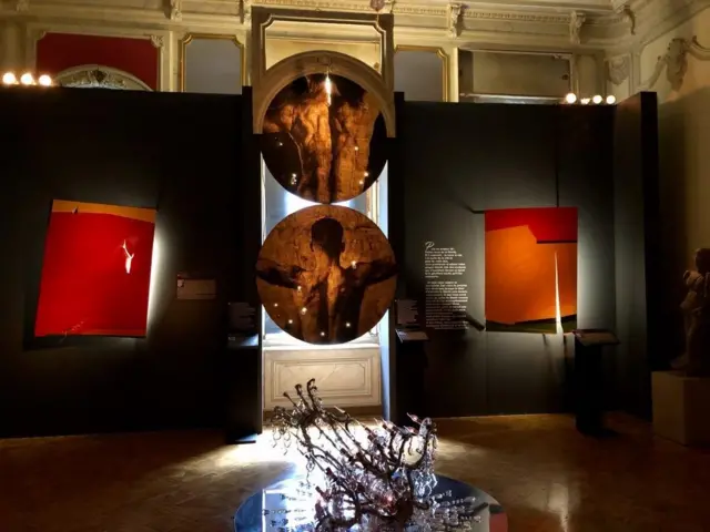 Andy Lianes Bulto (ortada) ve Saliba Doueihy (solda ve sağda) imzalı eserler.