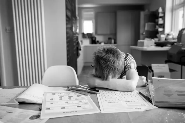 टेबल पर बच्चा