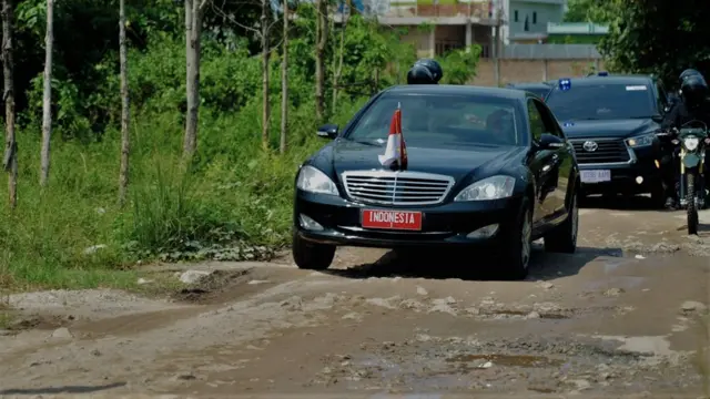 Presiden Joko Widodo meninjau jalan rusak di Lampung
