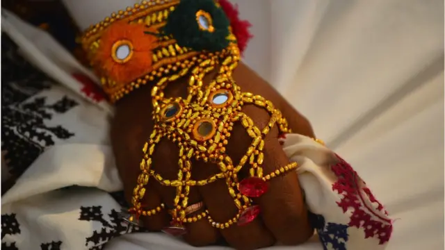 હાઈકોર્ટના મુખ્ય ન્યાયાધીશ વિક્રમ નાથના વડપણની પીઠે આ મામલે અવલોકન કર્યું હતું અને કહ્યું હતું કે, "આ કલમો આંતરધર્મીય લગ્ન કરનારા યુગલો પર એક લટકતી તલવાર જેવી છે. કાયદાને વાંચતી વખતે એવું કહી નથી શકાતું કે આંતરધાર્મીય લગ્નને મંજૂરી છે." તસવીર પ્રતીકાત્મક